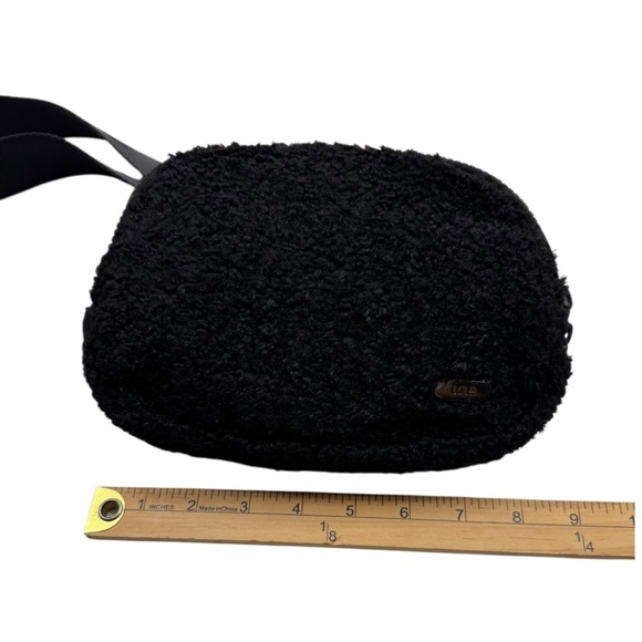 LOLE Sherpa Black Belt Bag - Picture 6 of 12